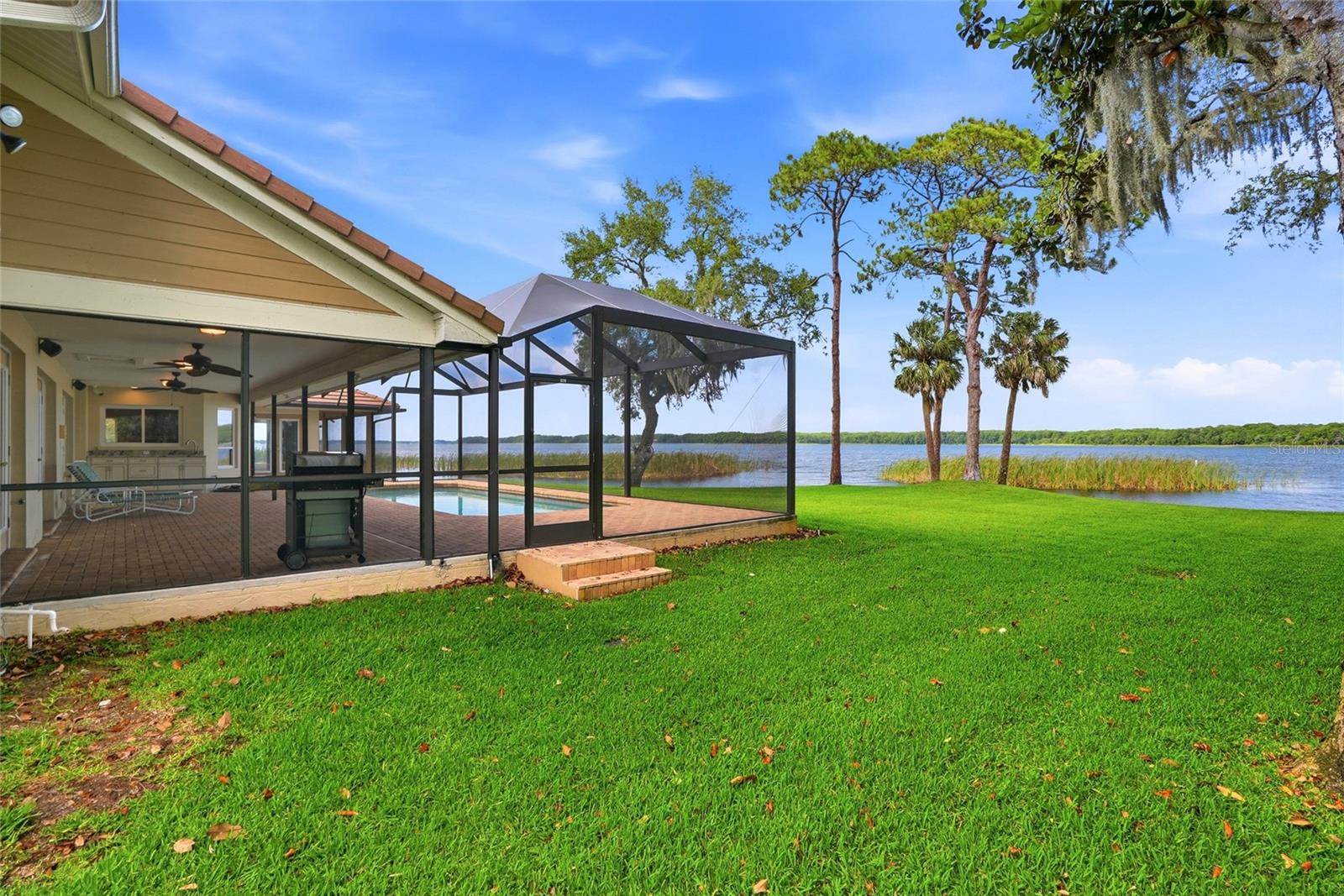 Every angle frames the lakeperfectly. This home offers afeeling you can't findanywhere.