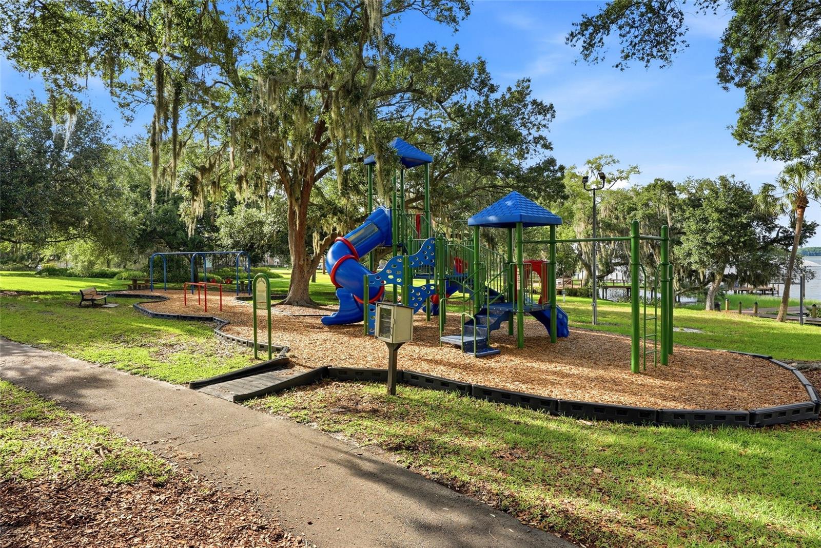 Residents enjoy a private gatedmarina with boat slipsavailable on Lake Tarpon and agated boat ramp, a privategated community pier, a nineacre common area park, awalk-out gazebo overlooking alarge pond with a fountain,paved walking pathsthroughout the common areas,a playground, two gated tenniscourts, and a basketball court.