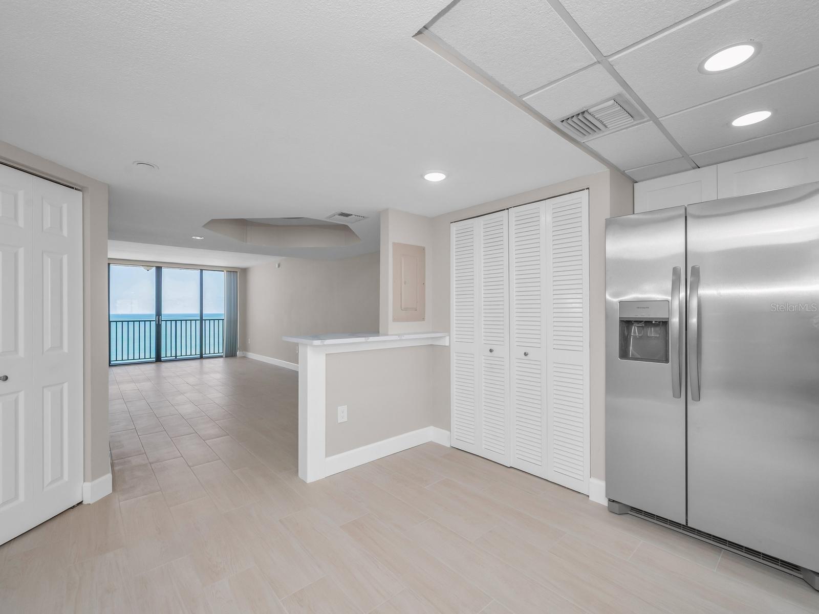 Open Light & Bright Cucina with Quartz surfaces, Shaker Cabinetry, backsplash, recessed lighting equipped with Brand New stainless appliances.