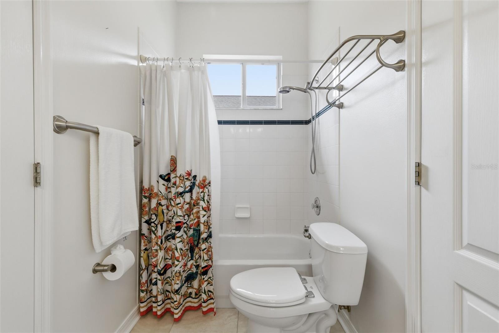 Guest bathroom 2 (Jack & Jill)