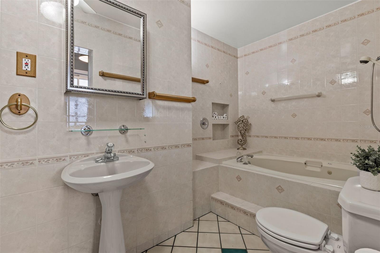 Second full bath with tub