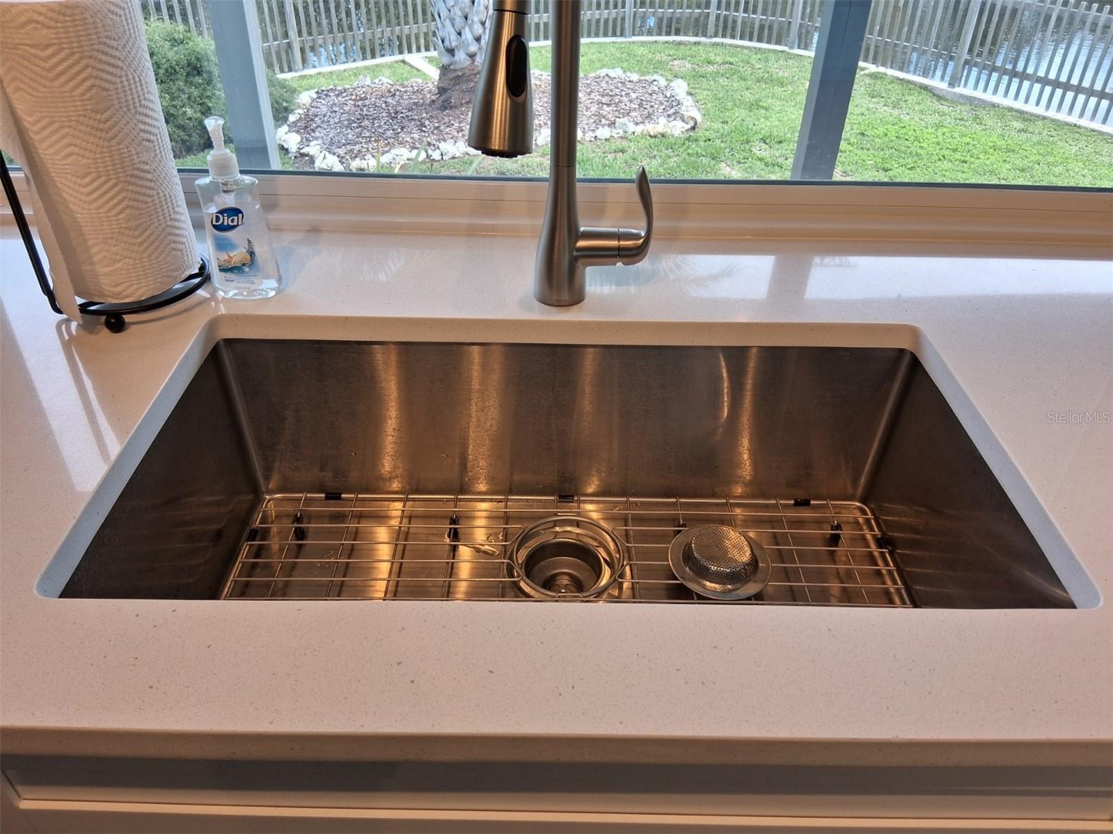 Large kitchen sink with pull-out, spray faucet.
