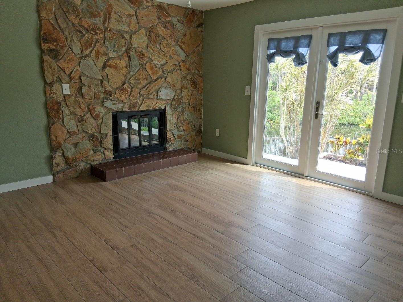 Master bedroom 14'x14'