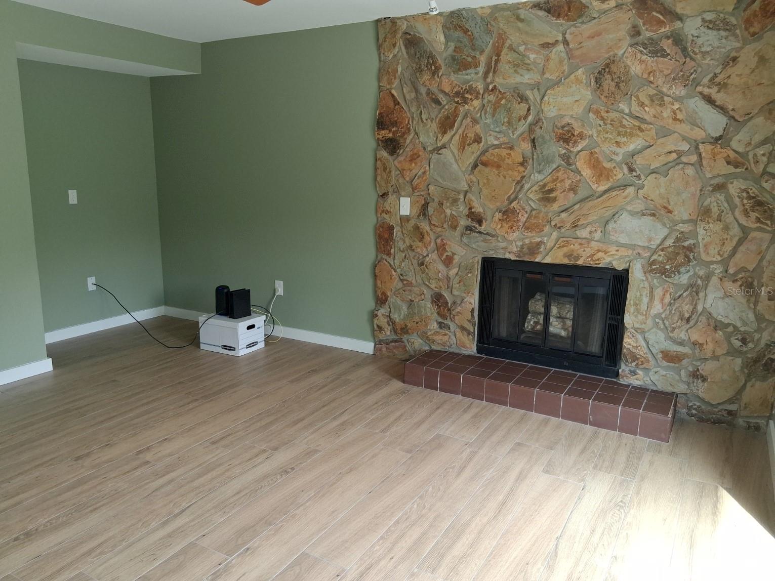 Master bedroom with 2'x5' alcove