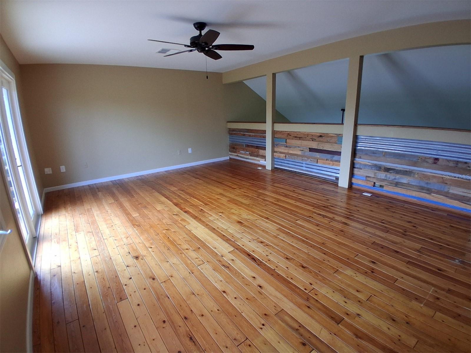 Loft room is a ginormous 21'x14'. Beautiful real hardwood floor.