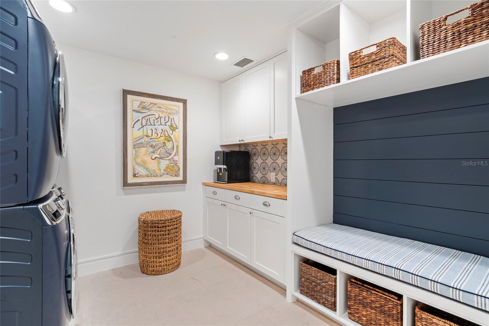 Large laundry w/custom cabinetry