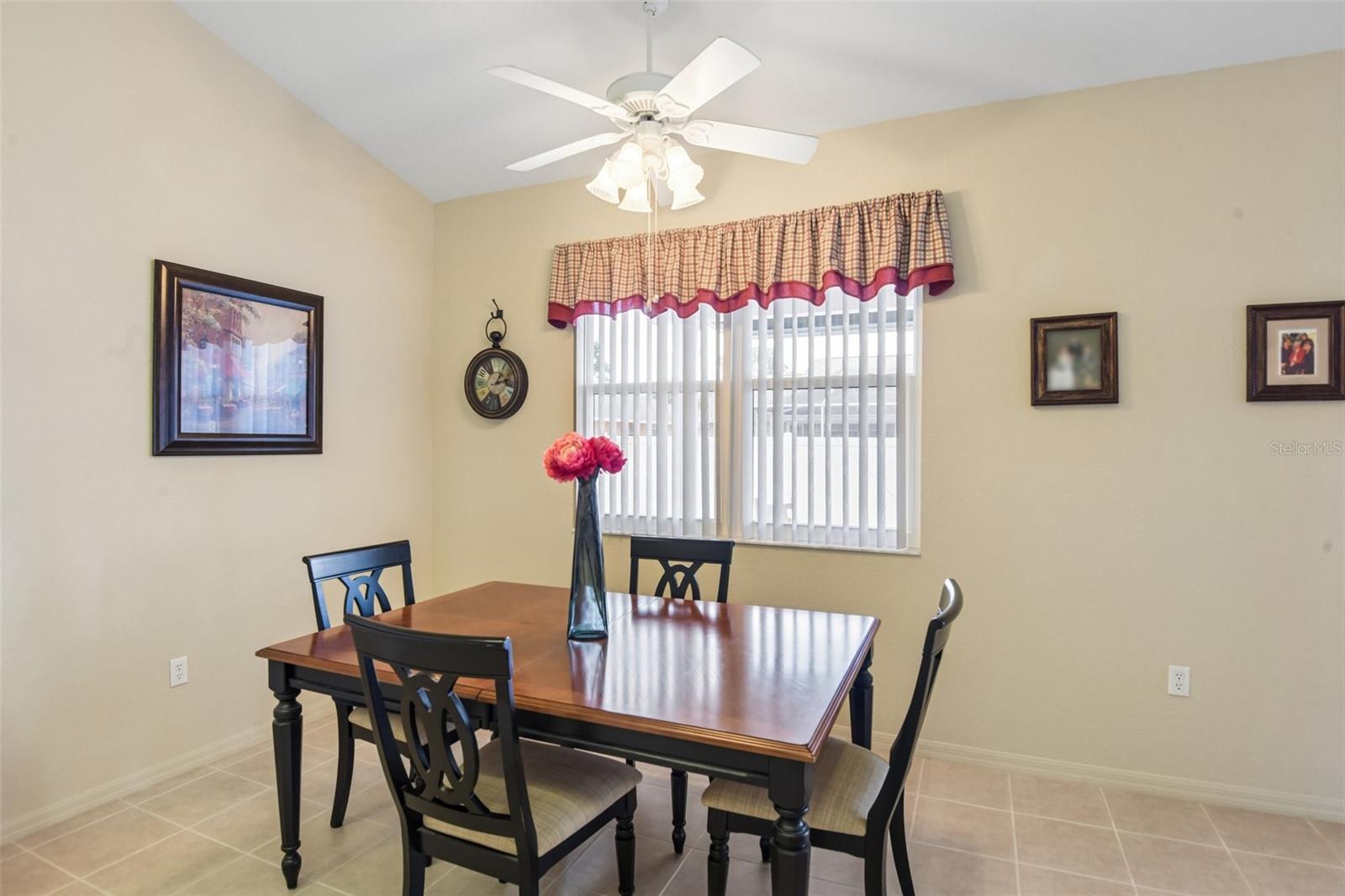 Breakfast nook area