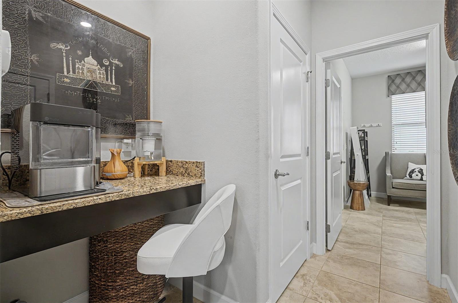 Coffee station, charging station or flex workspace off foyer