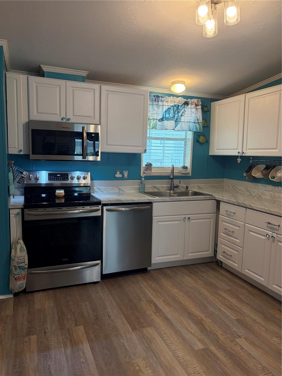 All newer appliances including double door refrigerator.