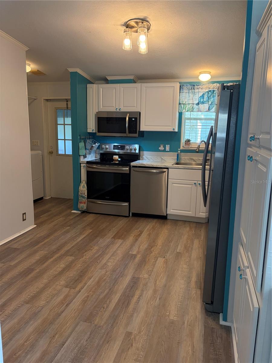 Spacious Kitchen showing eat in kitchen area to the left.