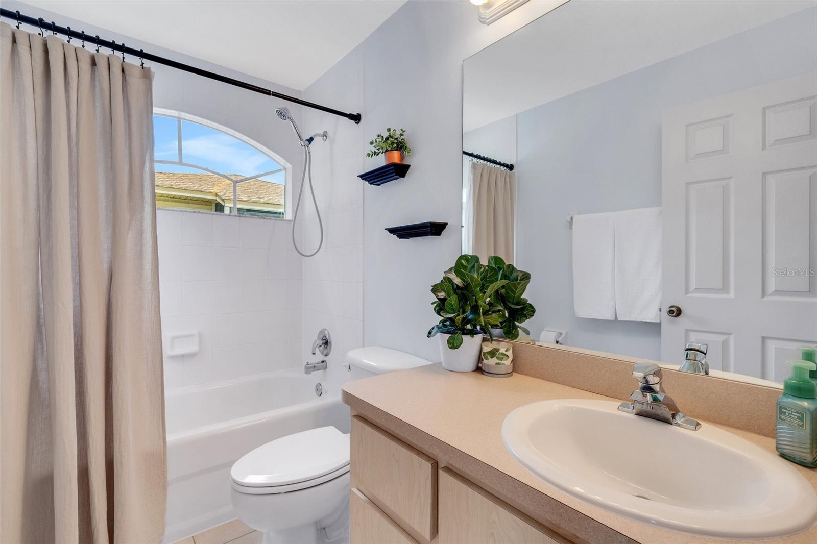 3rd floor hall bath