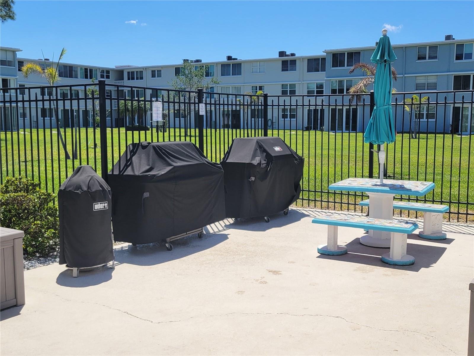Community gas grills