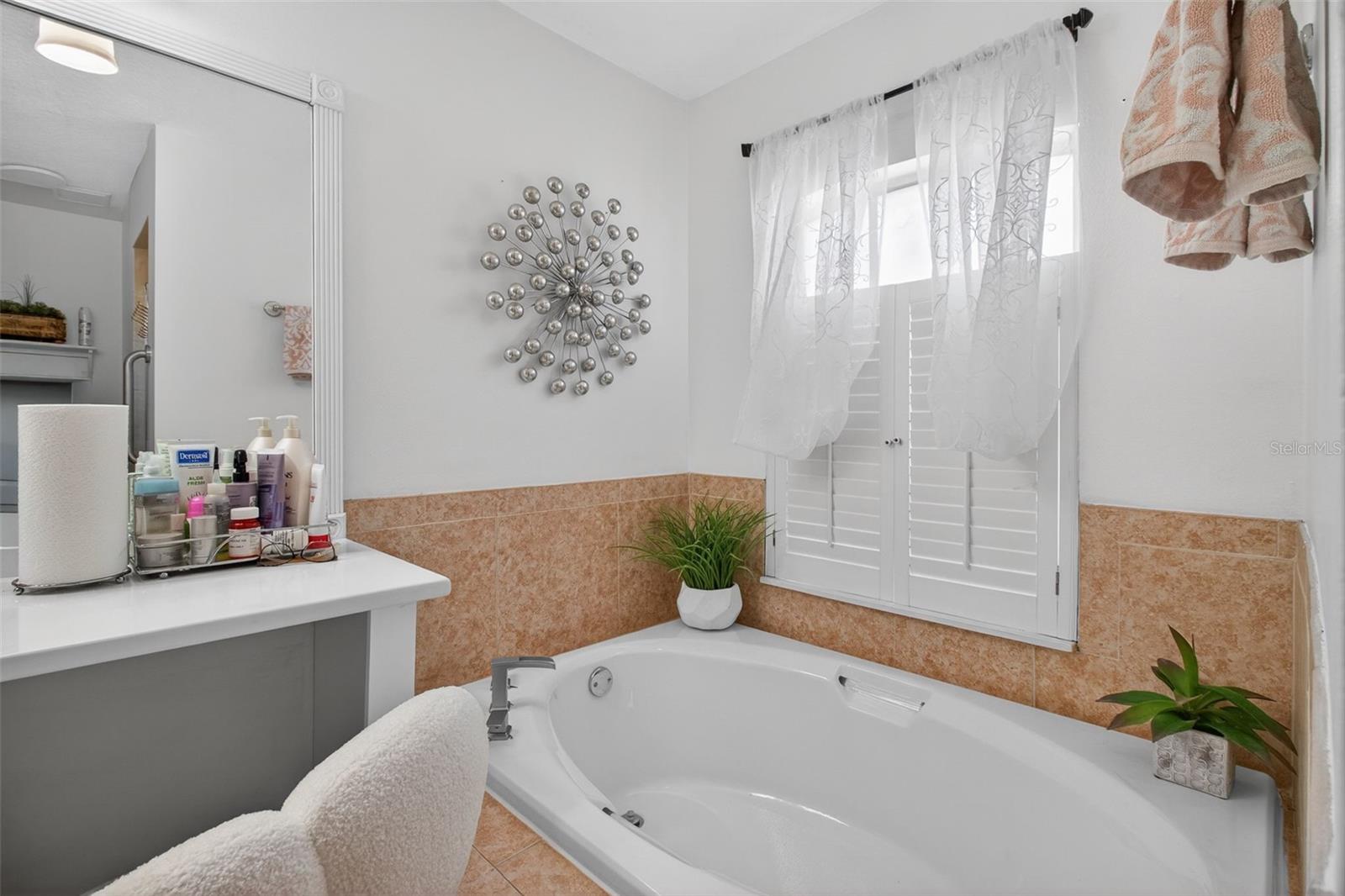 IN SUITE BATHROOM/PRIMARY ROOM BATHROOM GARDEN TUB