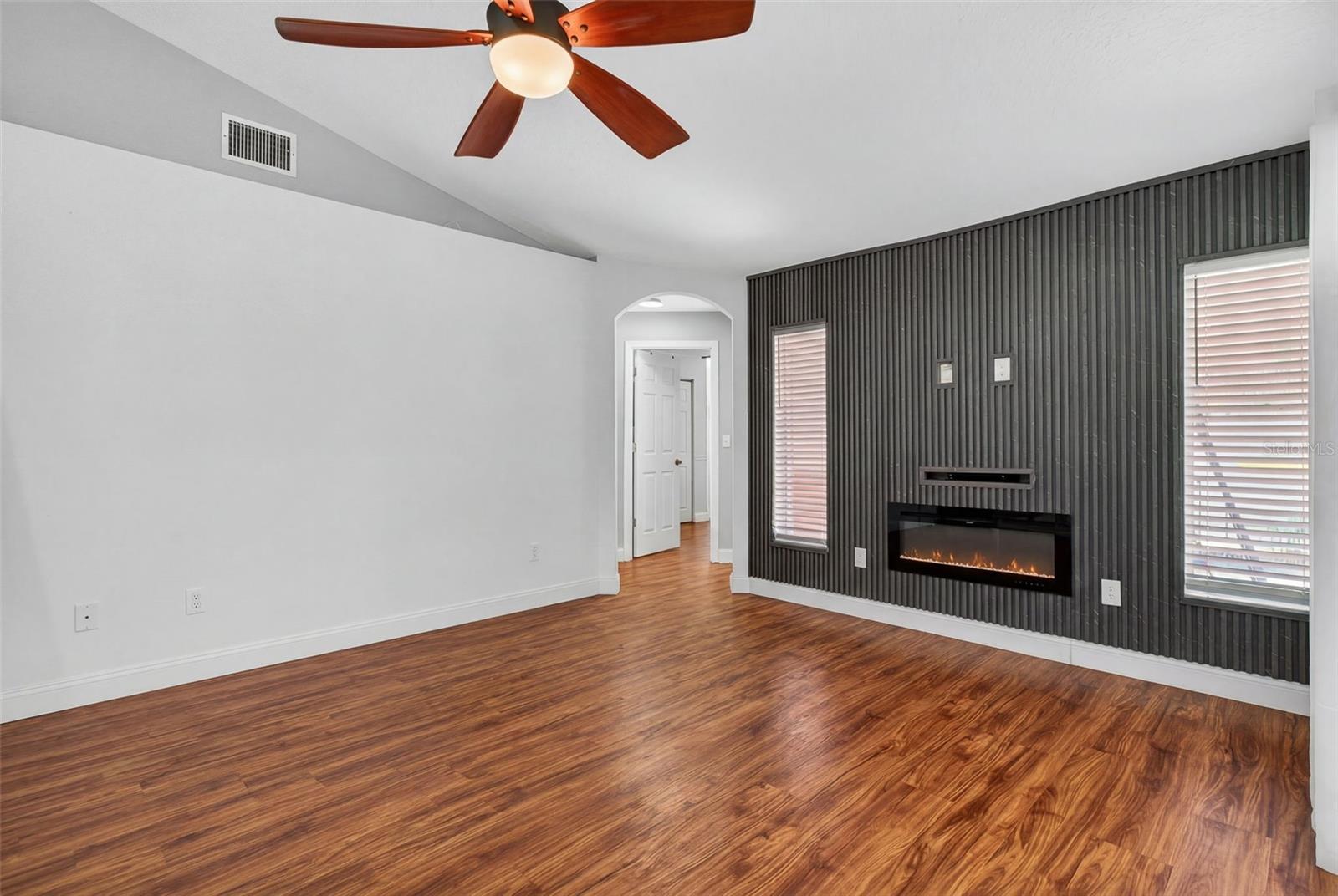 LIVING ROOM (CLEAR VIEW)