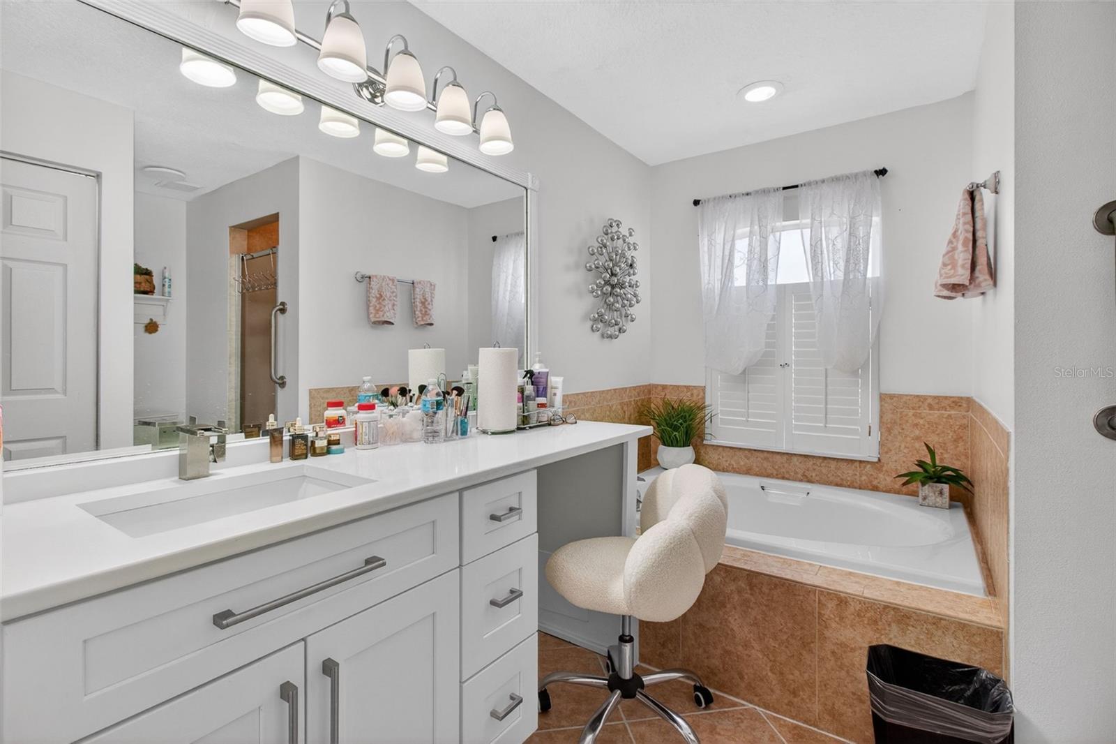 IN SUITE BATHROOM/PRIMARY ROOM BATHROOM GARDEN TUB