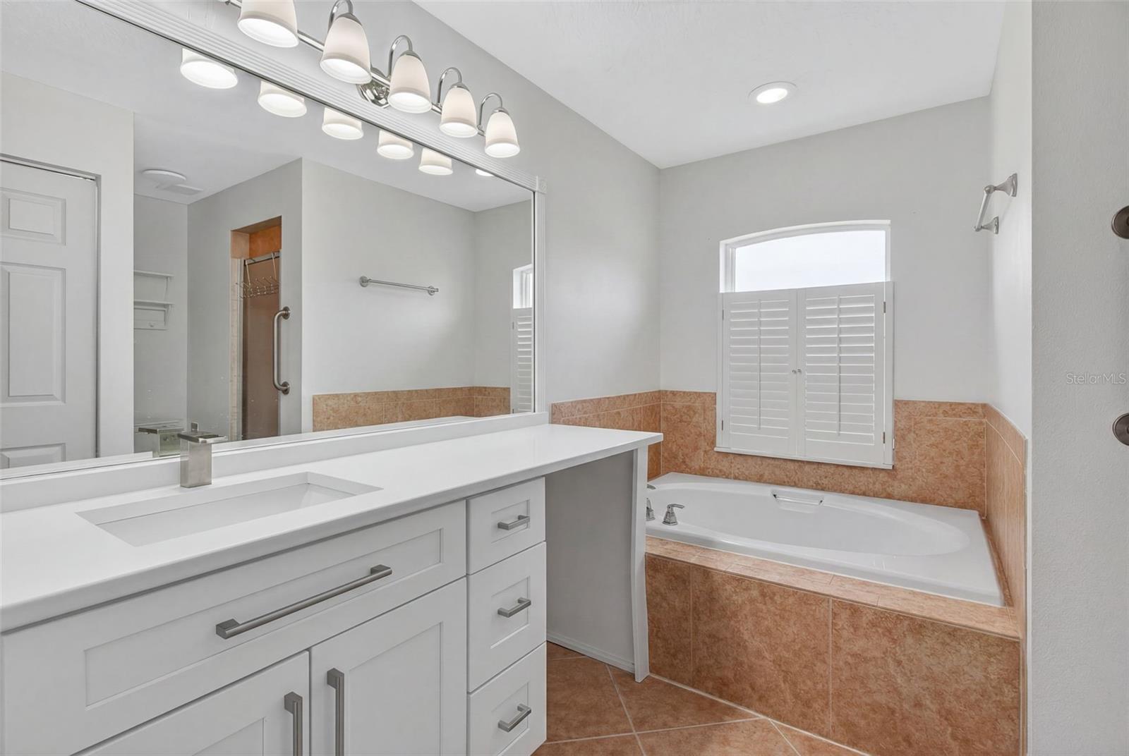IN SUITE BATHROOM/PRIMARY ROOM BATHROOM GARDEN TUB