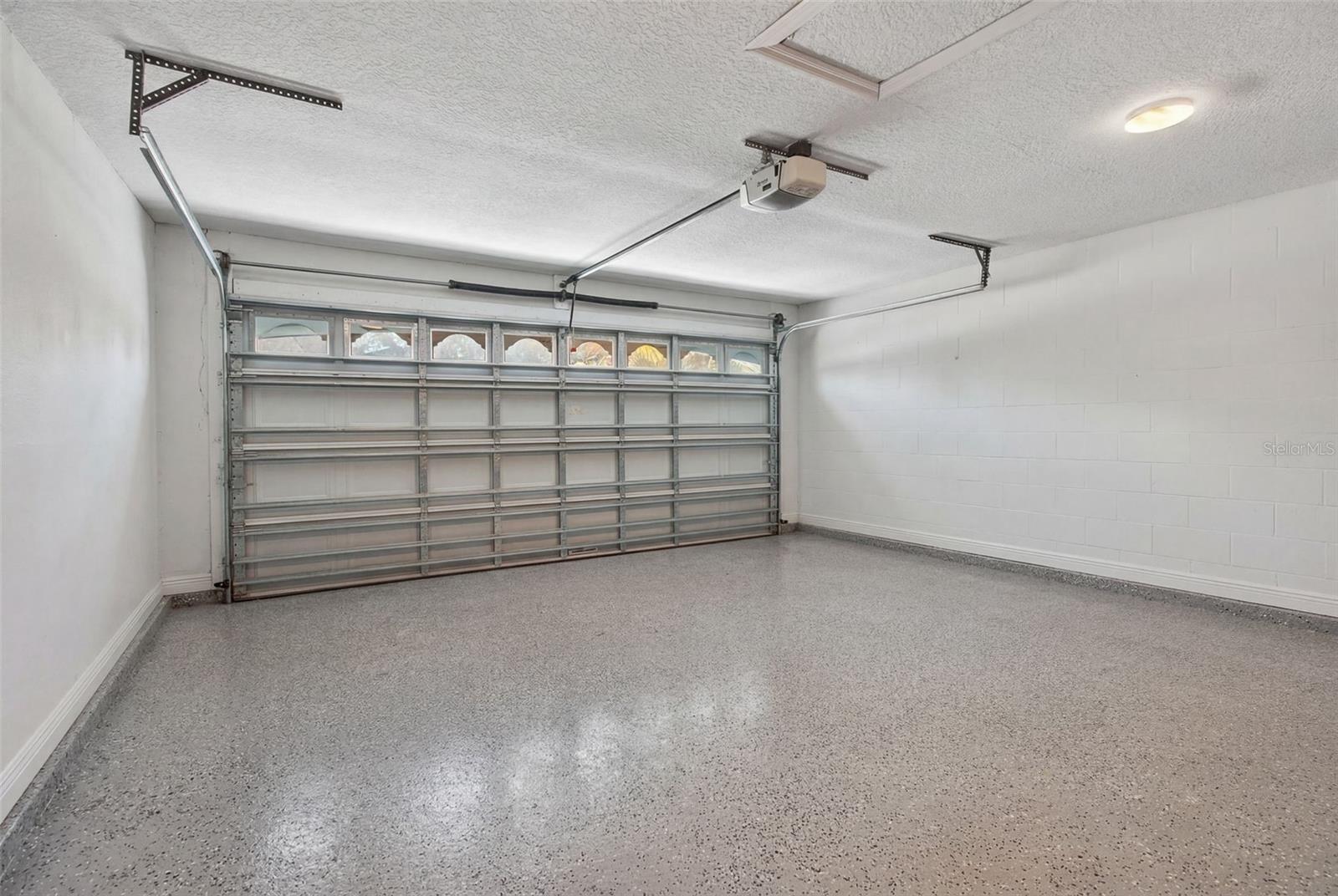 GARAGE (CLEAR VIEW)