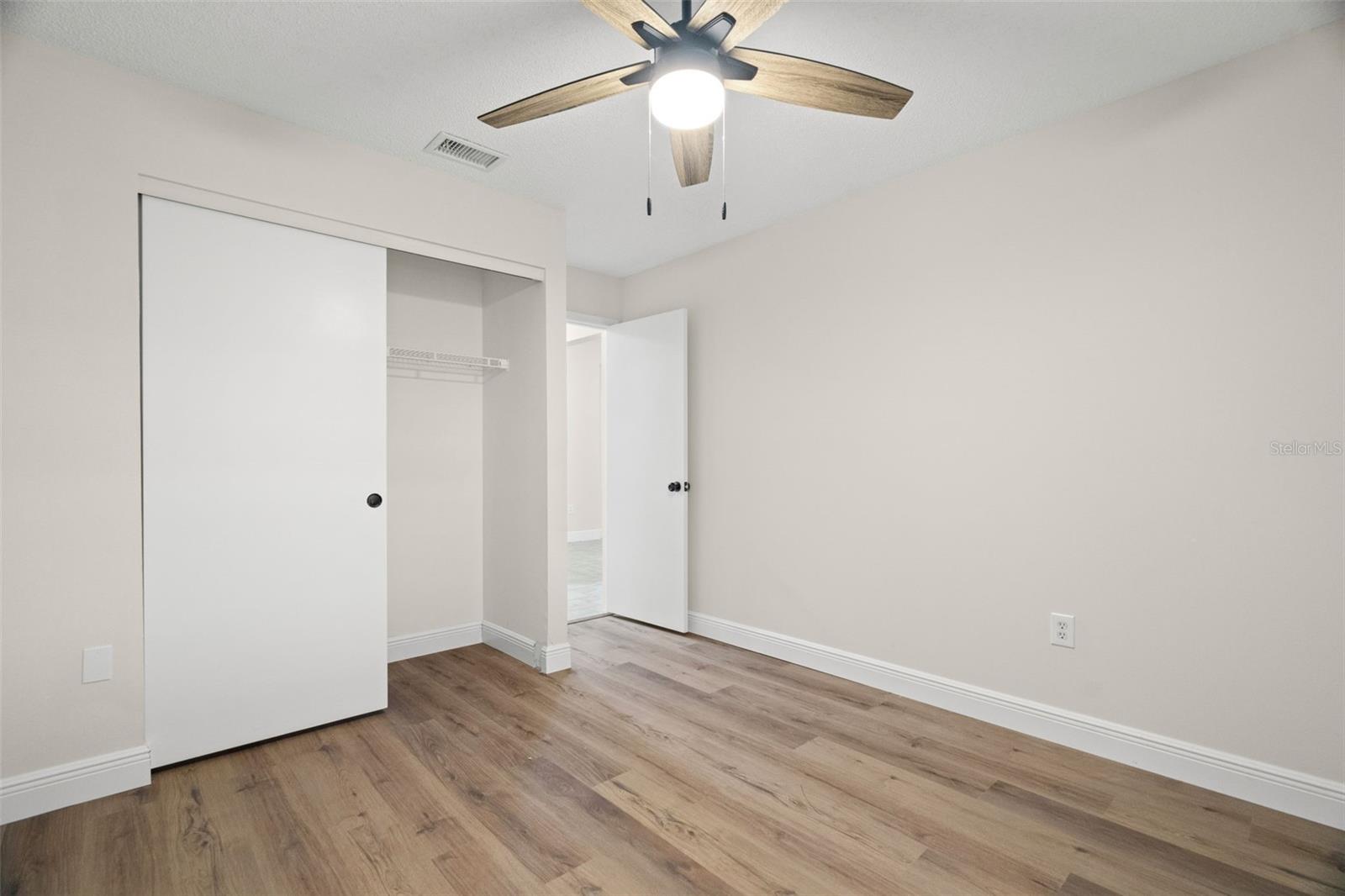 TB8511944