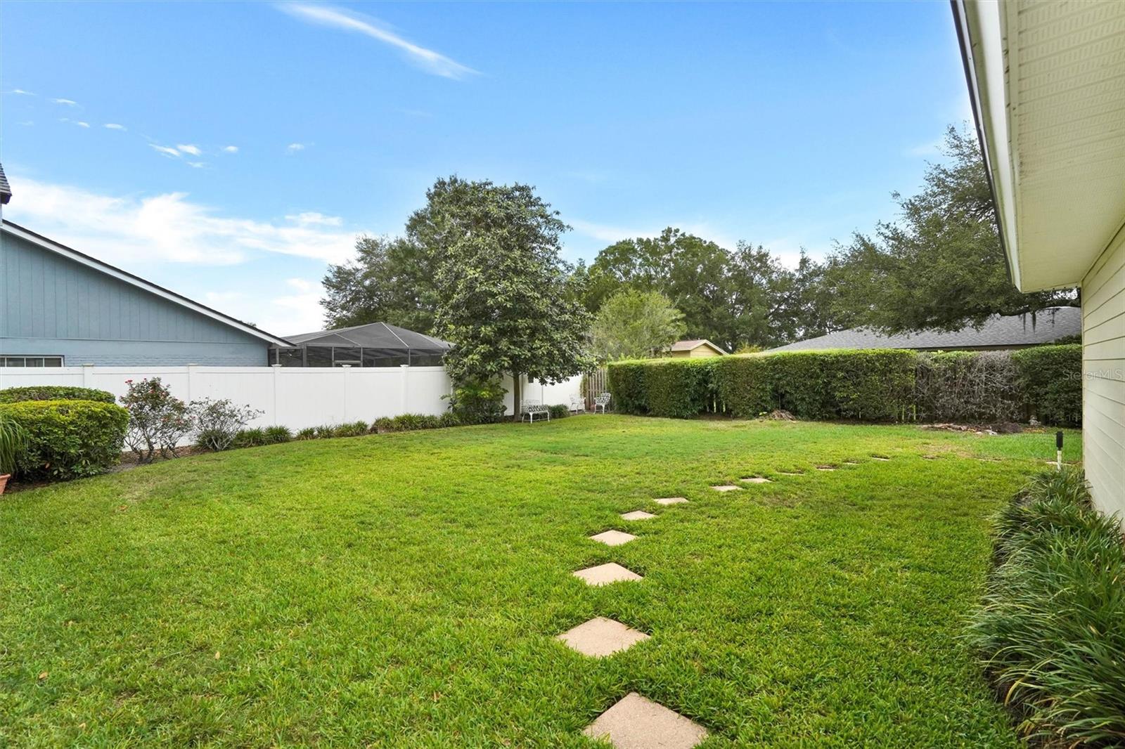 Oversized yard perfect for entertaining!