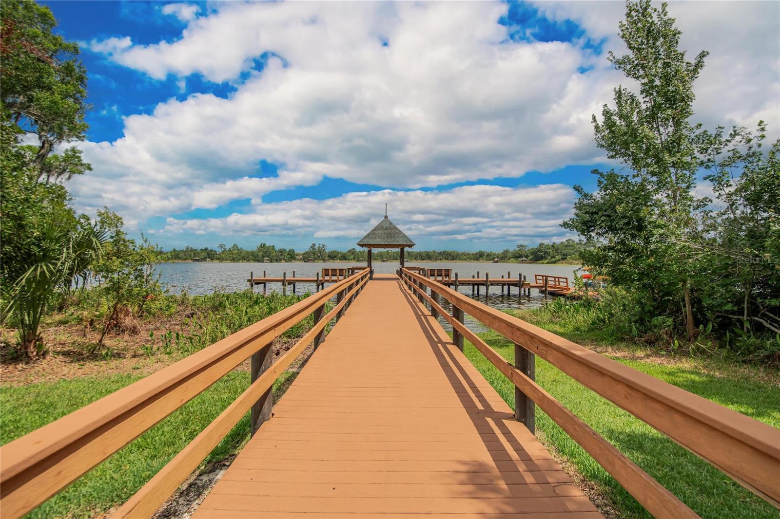 Dock to the lake you can kayak and fish in.
