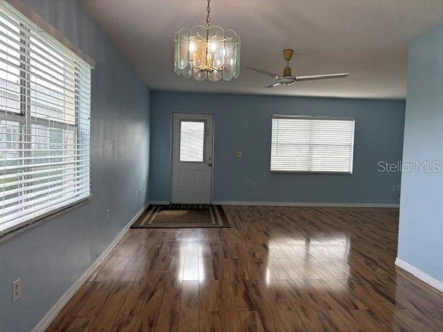 Living room/with dining area