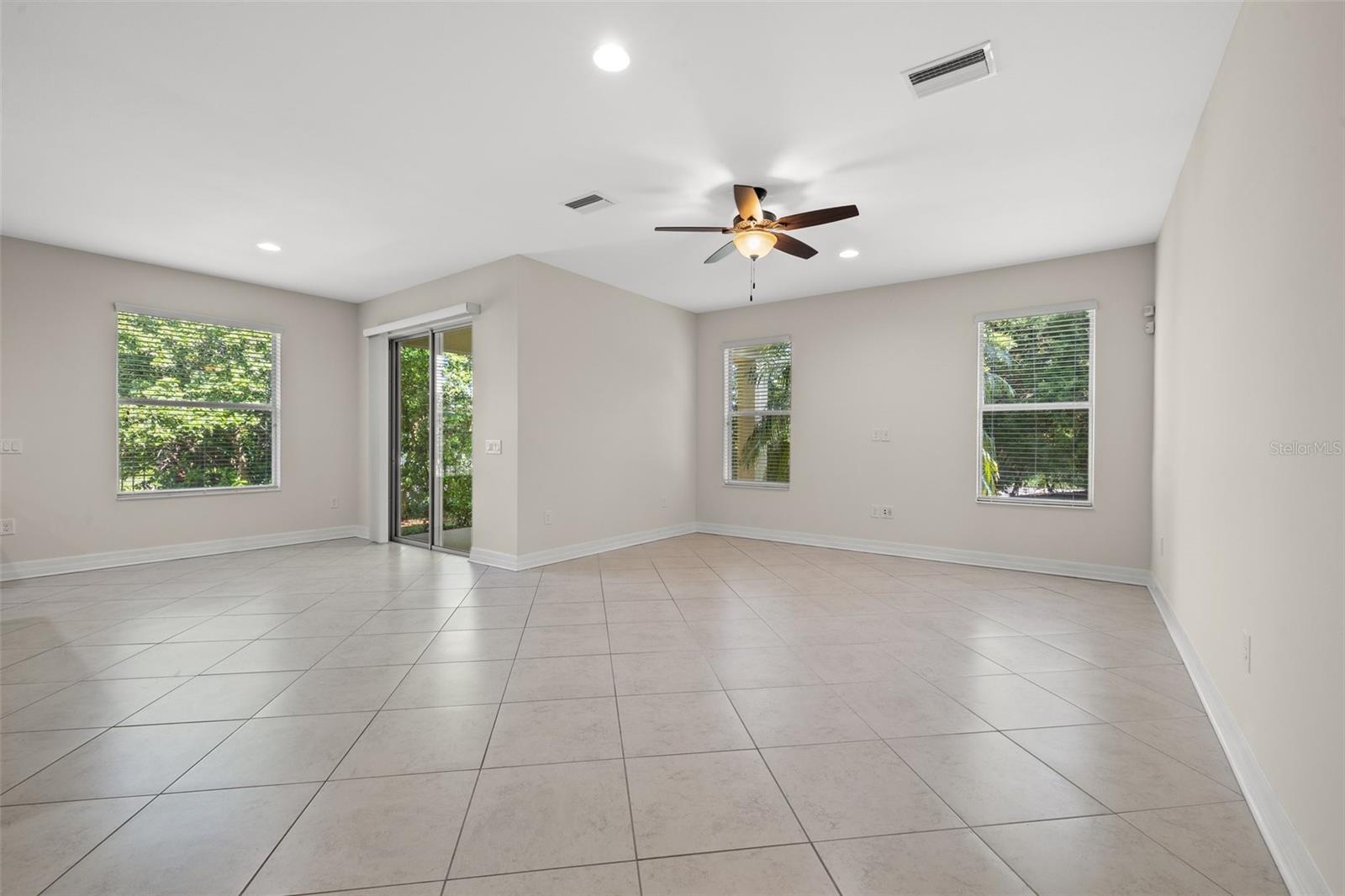 Open Concept Living & Dinette