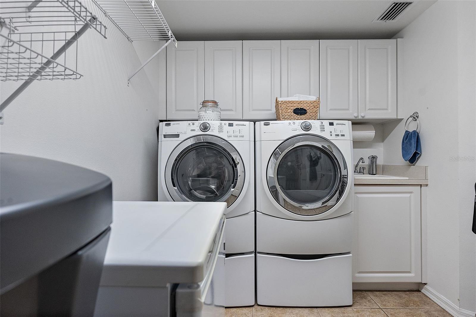 Maytag Washer and Dryer convey w/ condo