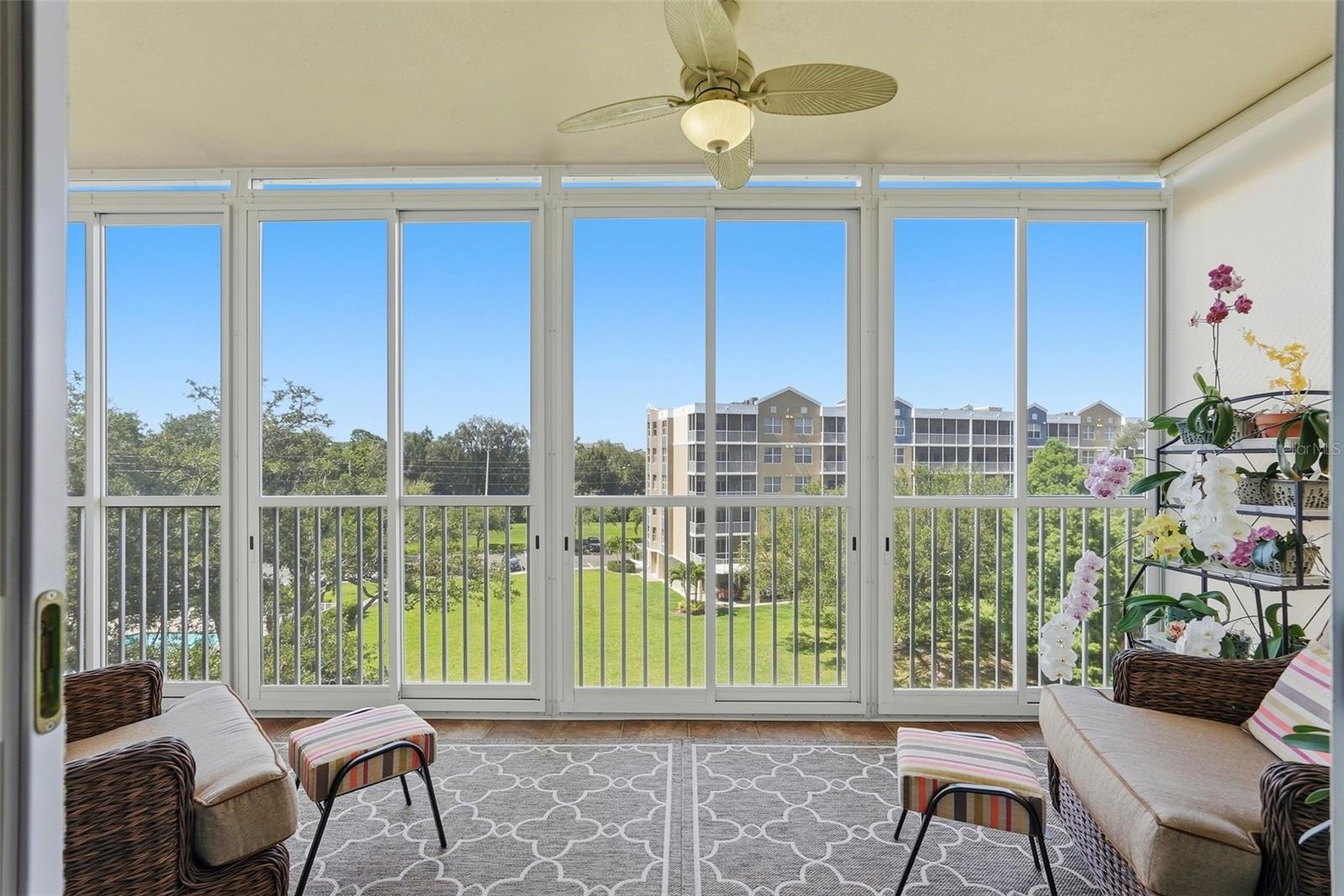 Sliding lanai windows to enjoy the breeze