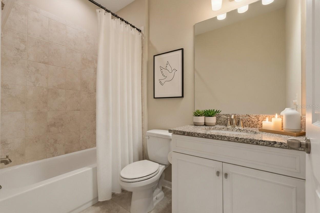 Bath 2 / digitally staged
