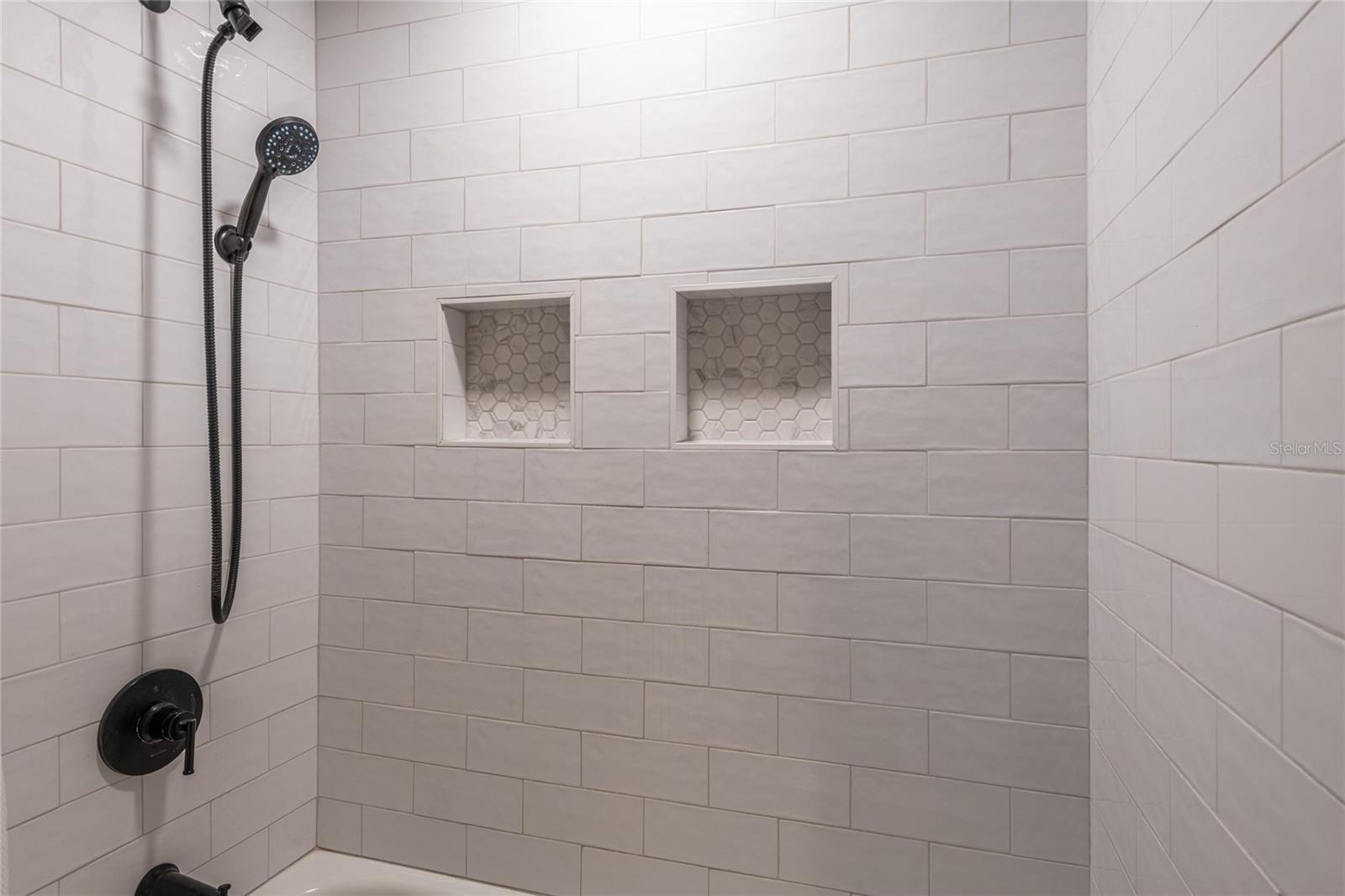 2nd bathroom shower/tub
