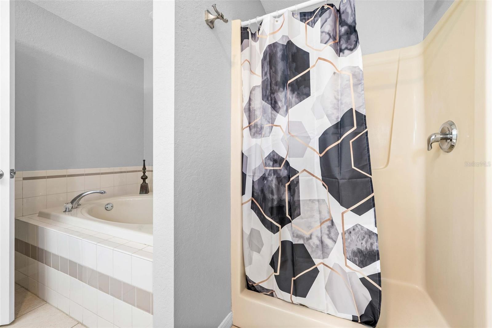 TB8512201