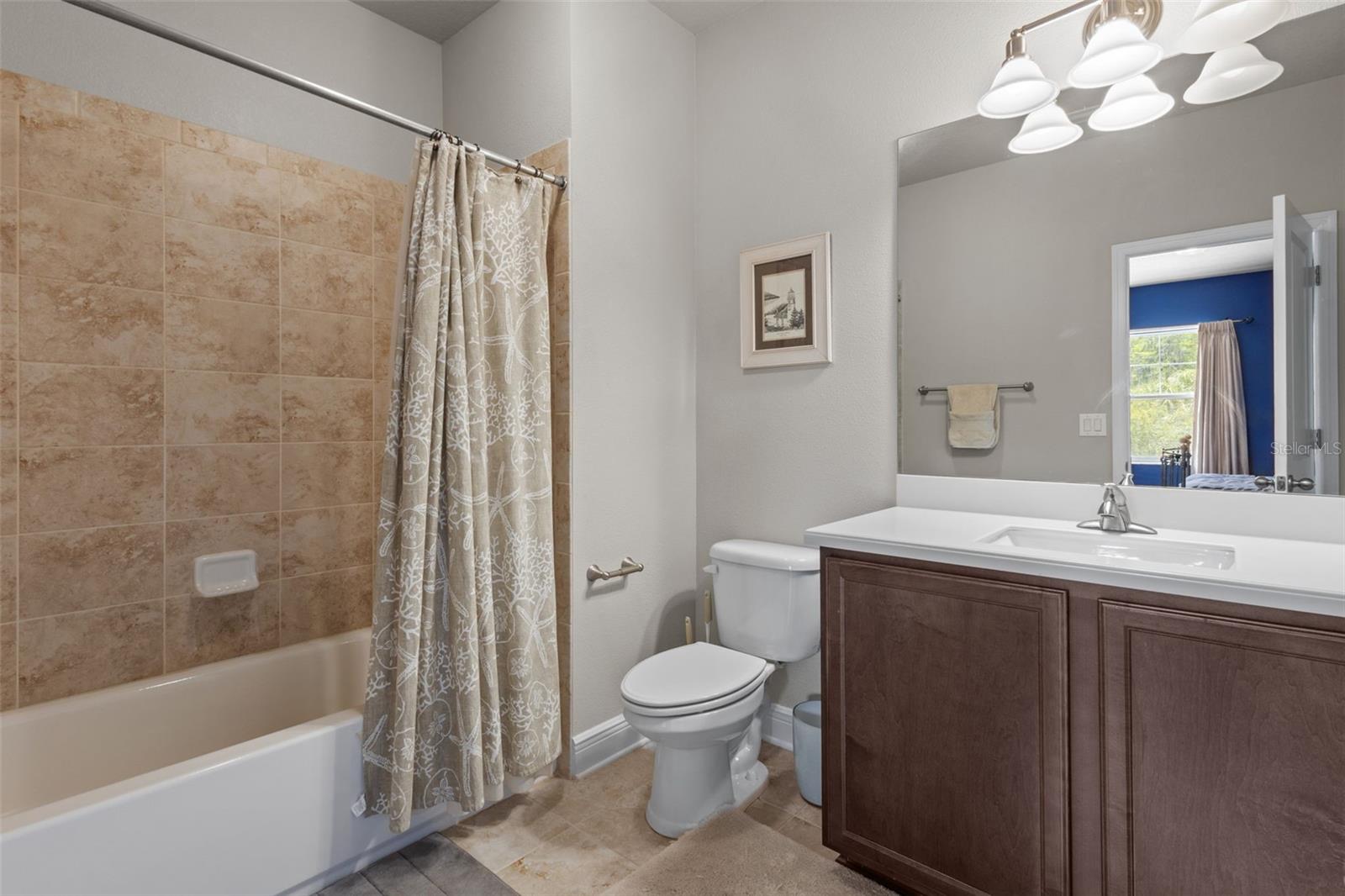 Bedroom 2 en suite bathroom