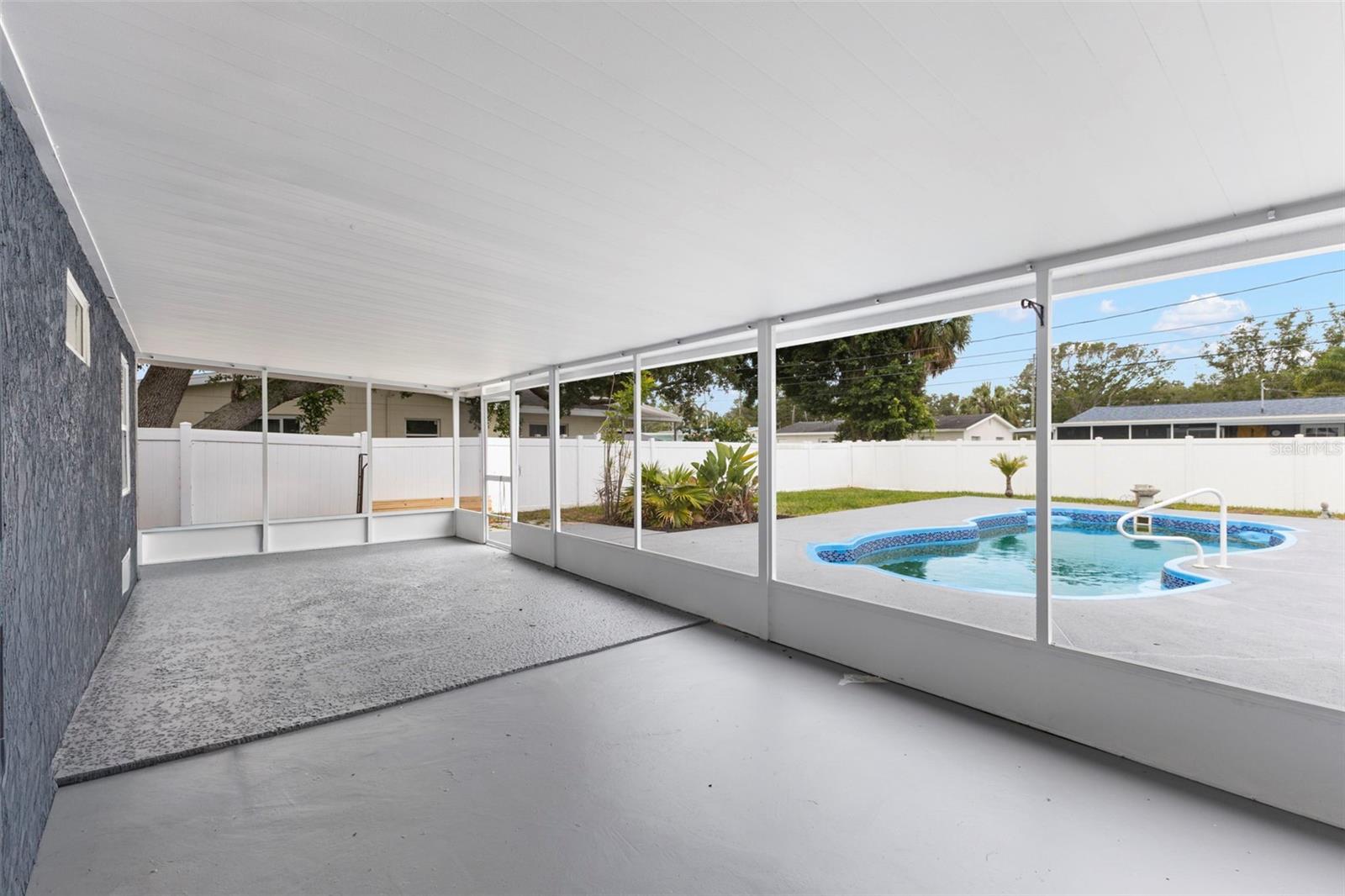 Large screened in lanai