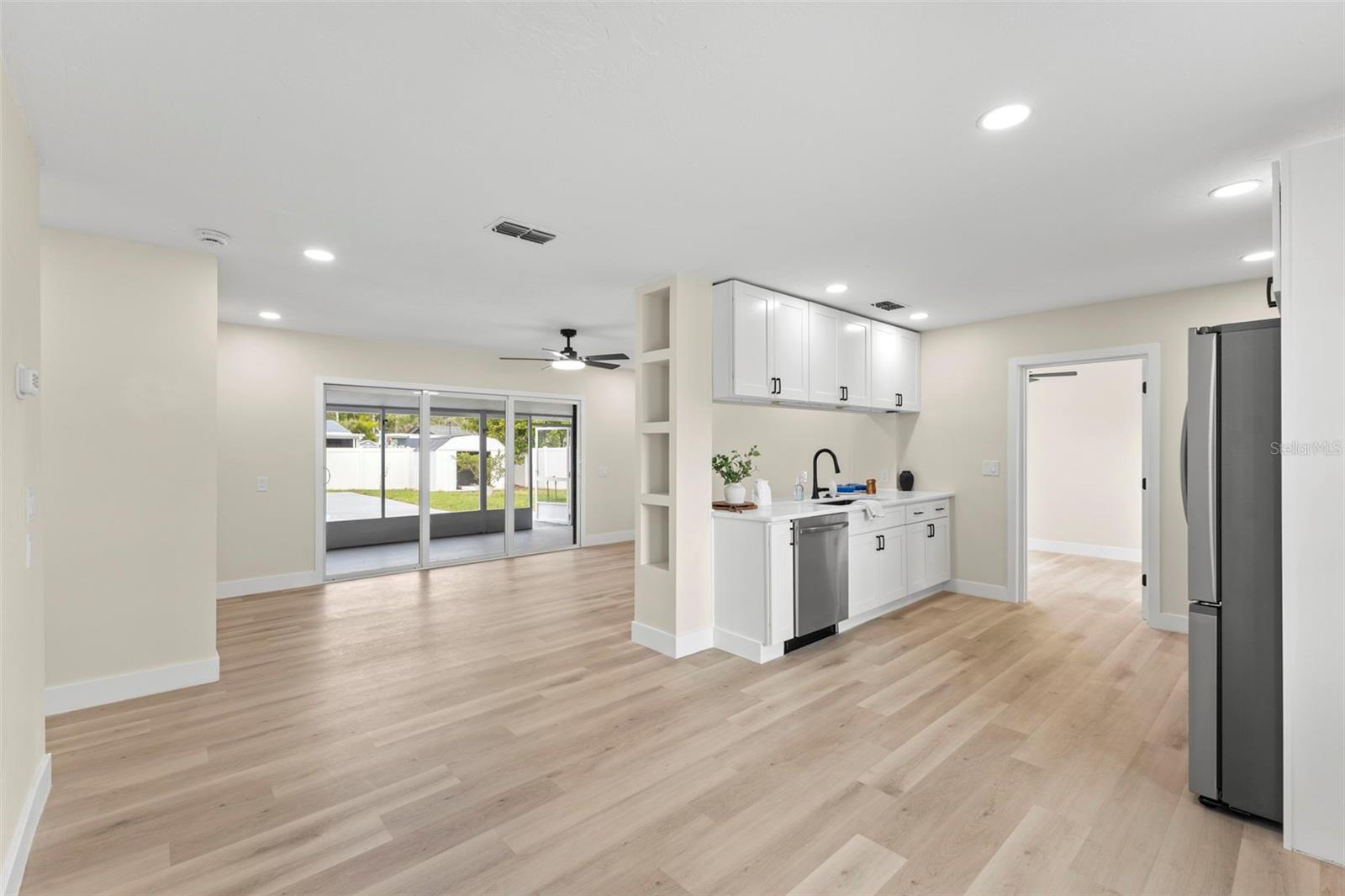 Kitchen/dining area open to living room