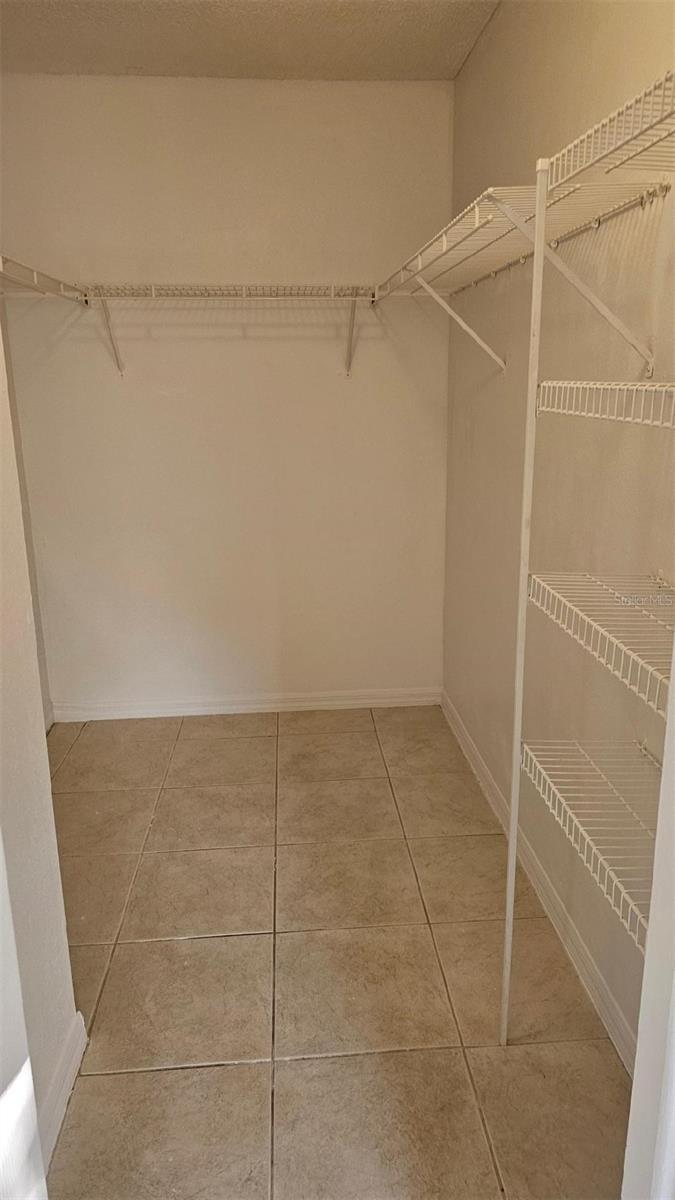 WALKIN.CLOSET.MBR