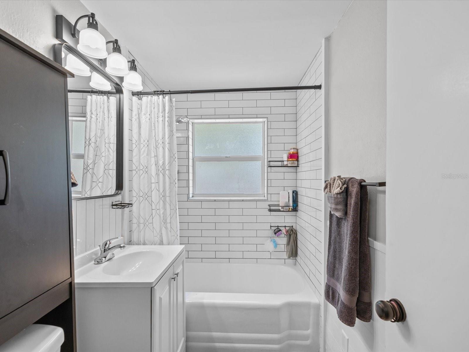 Full bathroom between two bedrroms