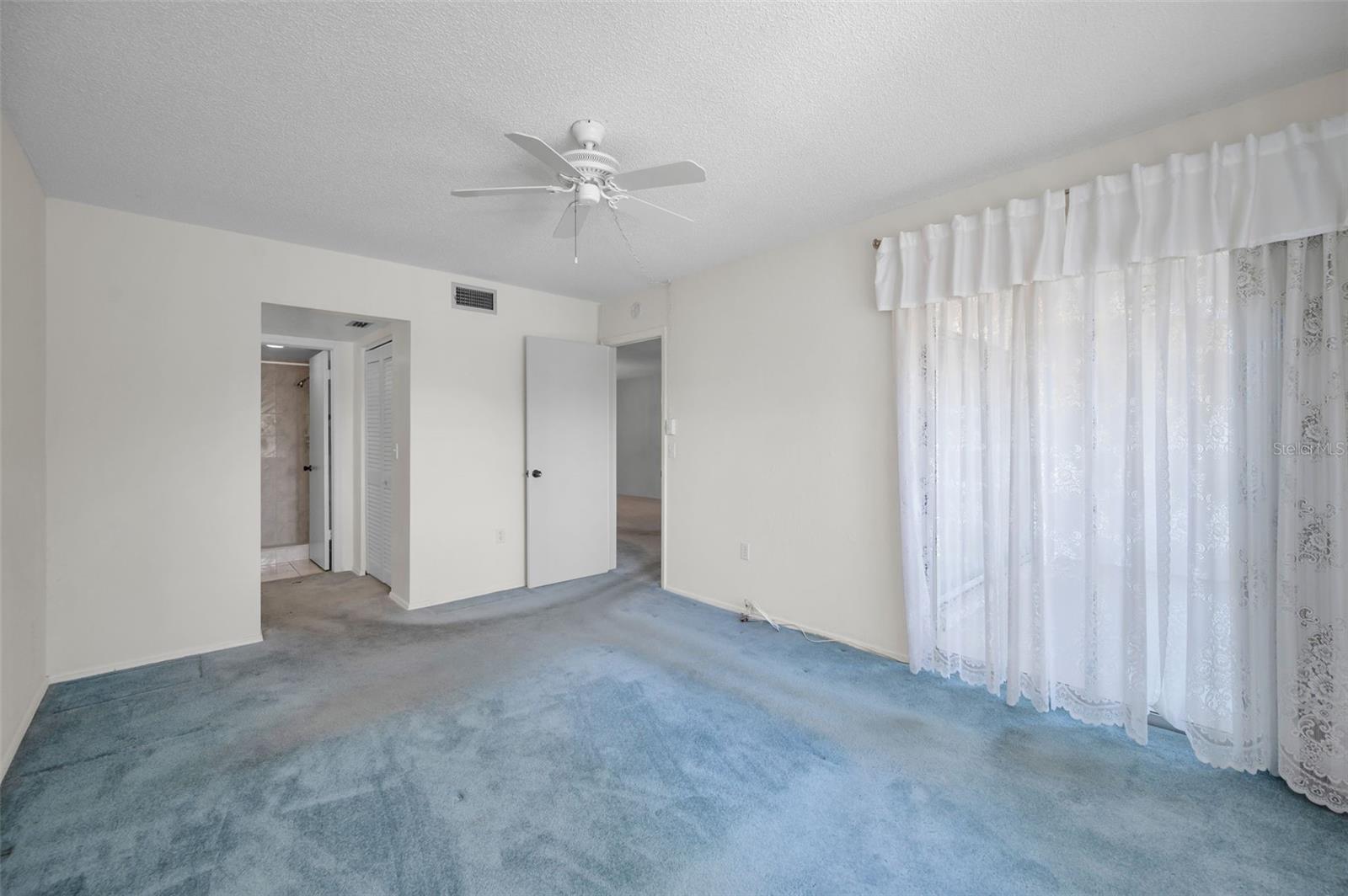 Large primary bedroom with ensuite and access to the lanai.