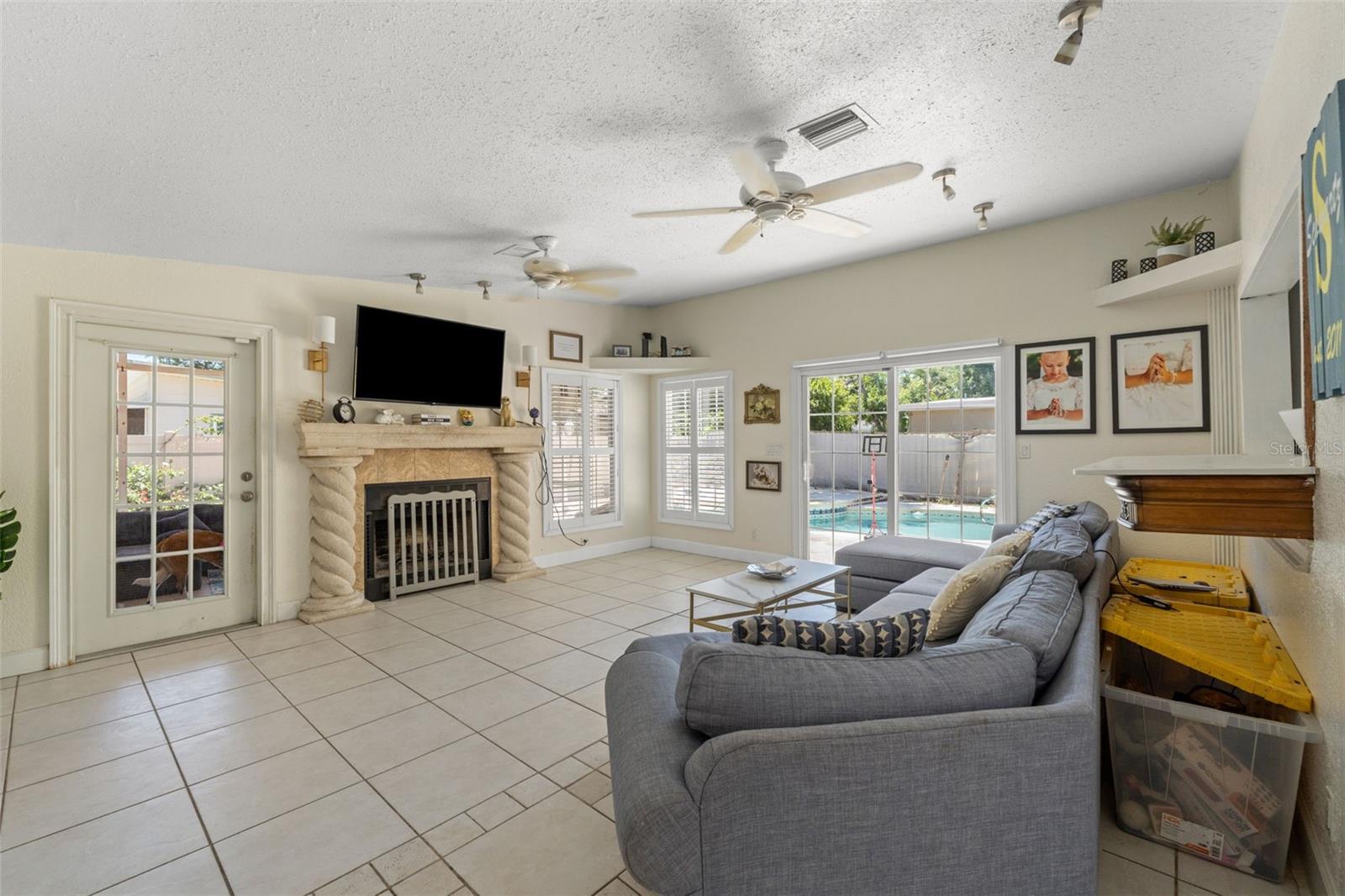 Living Room with fireplace