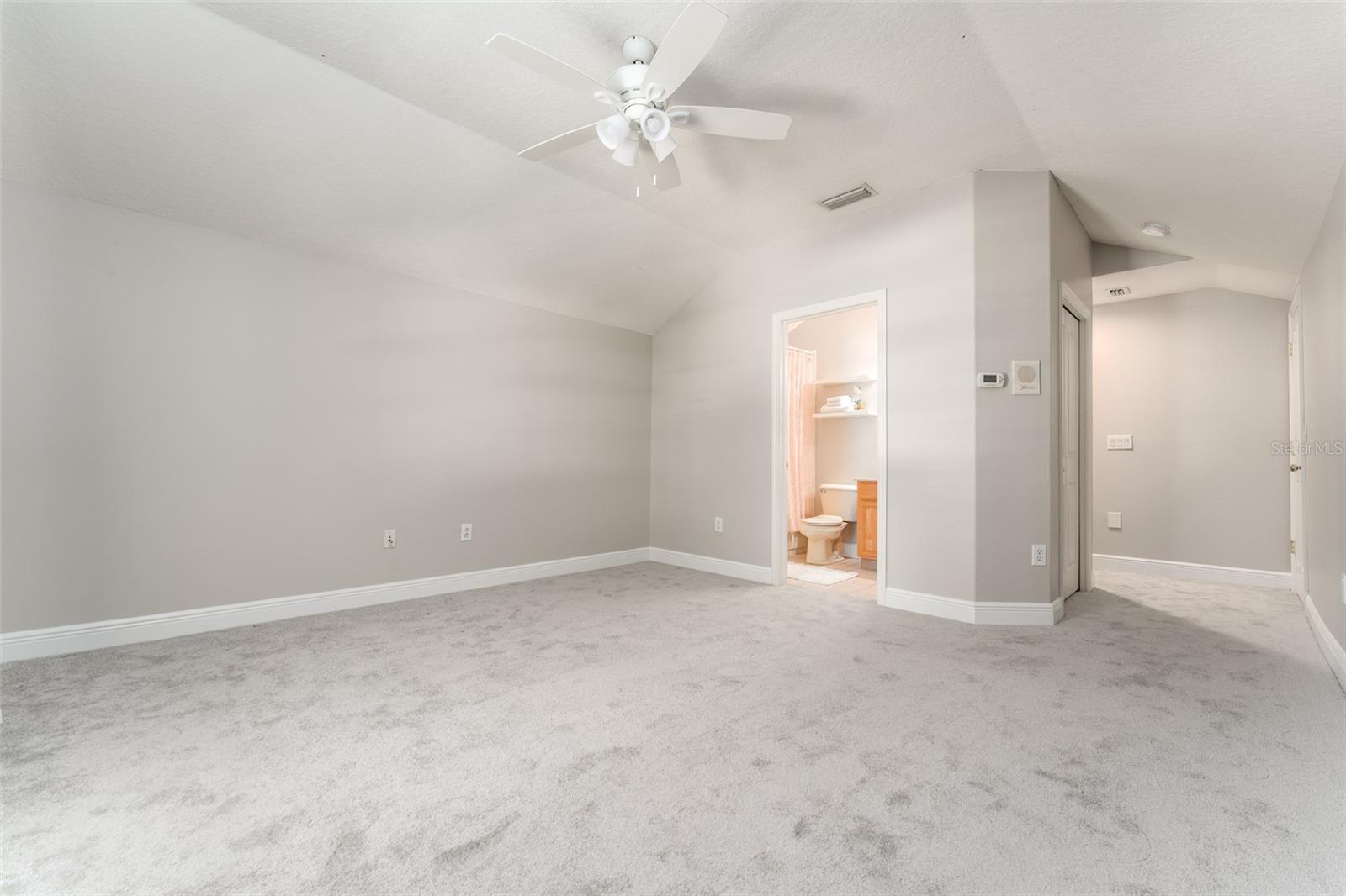Bonus Room w En-Suite,New Carpet/ New Ceiling Fan/ New Paint