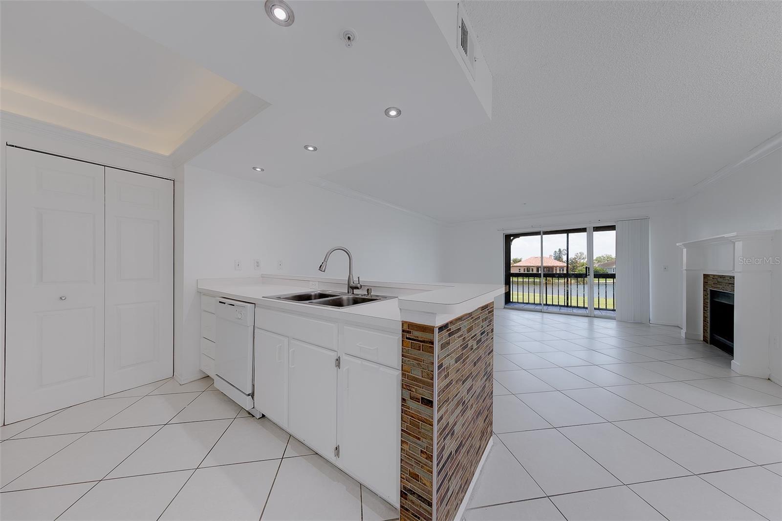 TB8512733