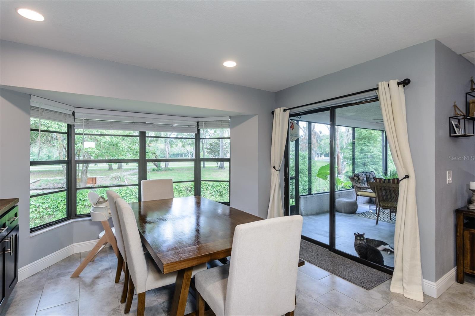 EATING AREA IN KITCHEN