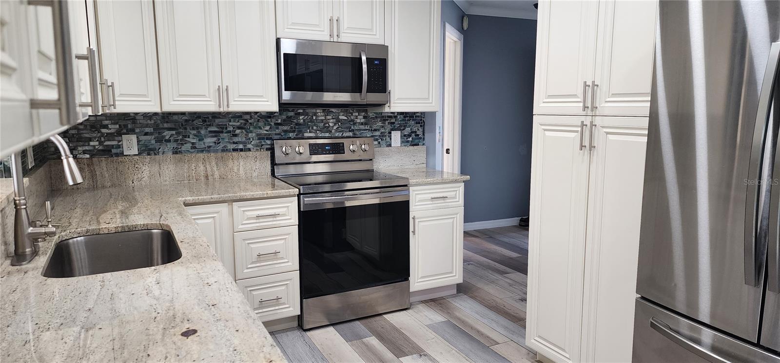 BEAUTIFULLY REMODELED KITCHEN