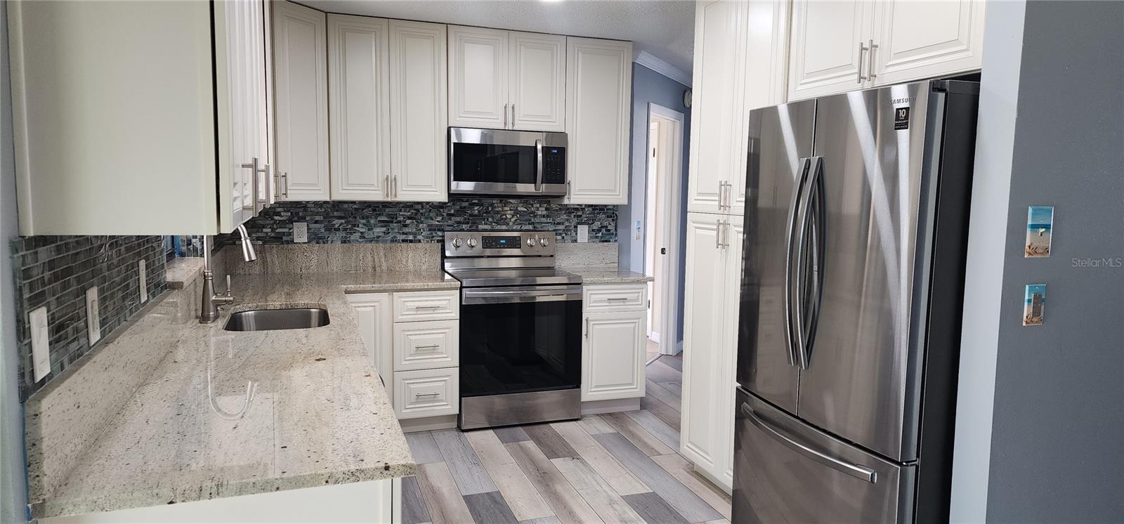 BEAUTIFULLY REMODELED KITCHEN
