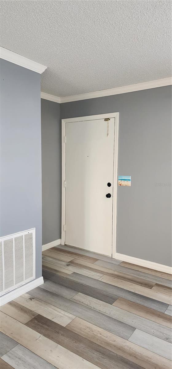 INTERIOR ENTRANCEWAY