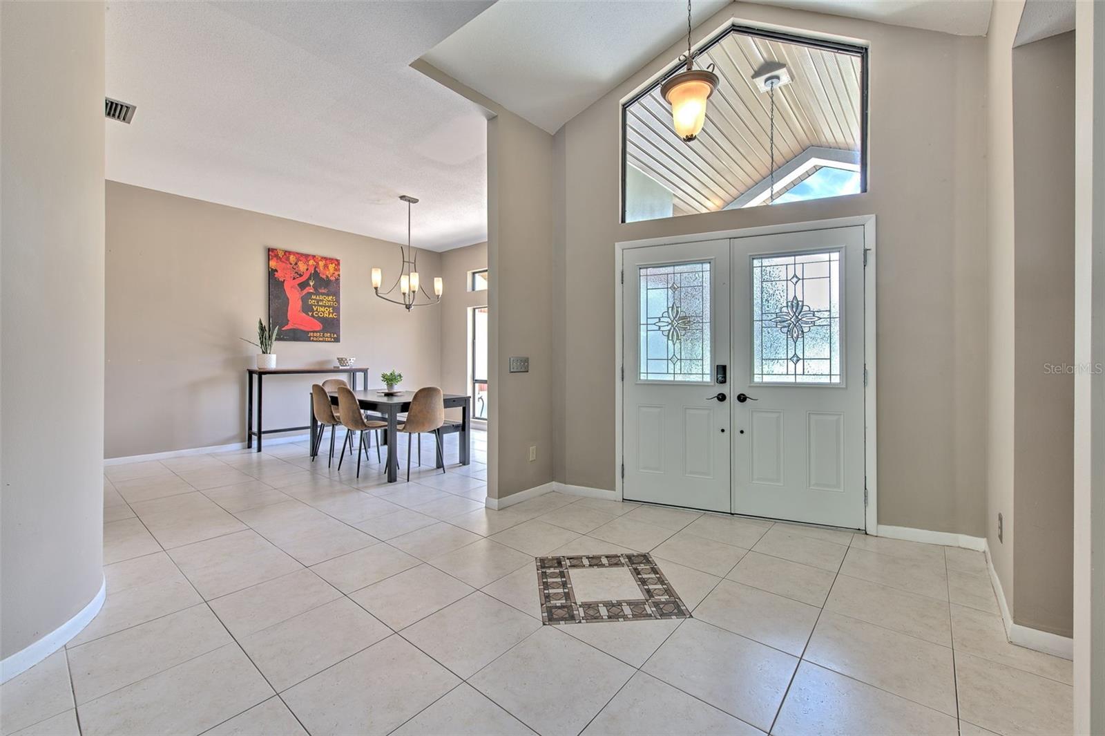 Dining area to right of entry