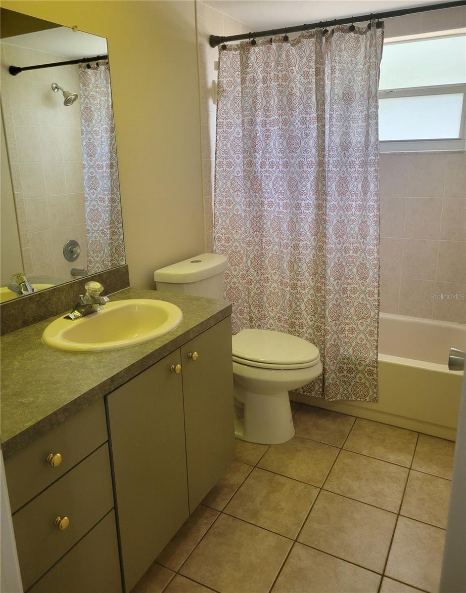 Bath 1 with tub/shower combo/ new shower head