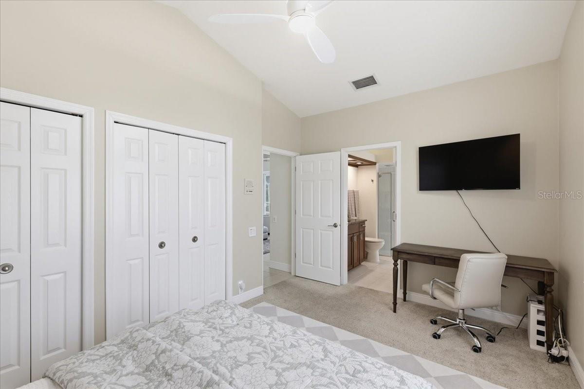 Guest bedroom with en-suite