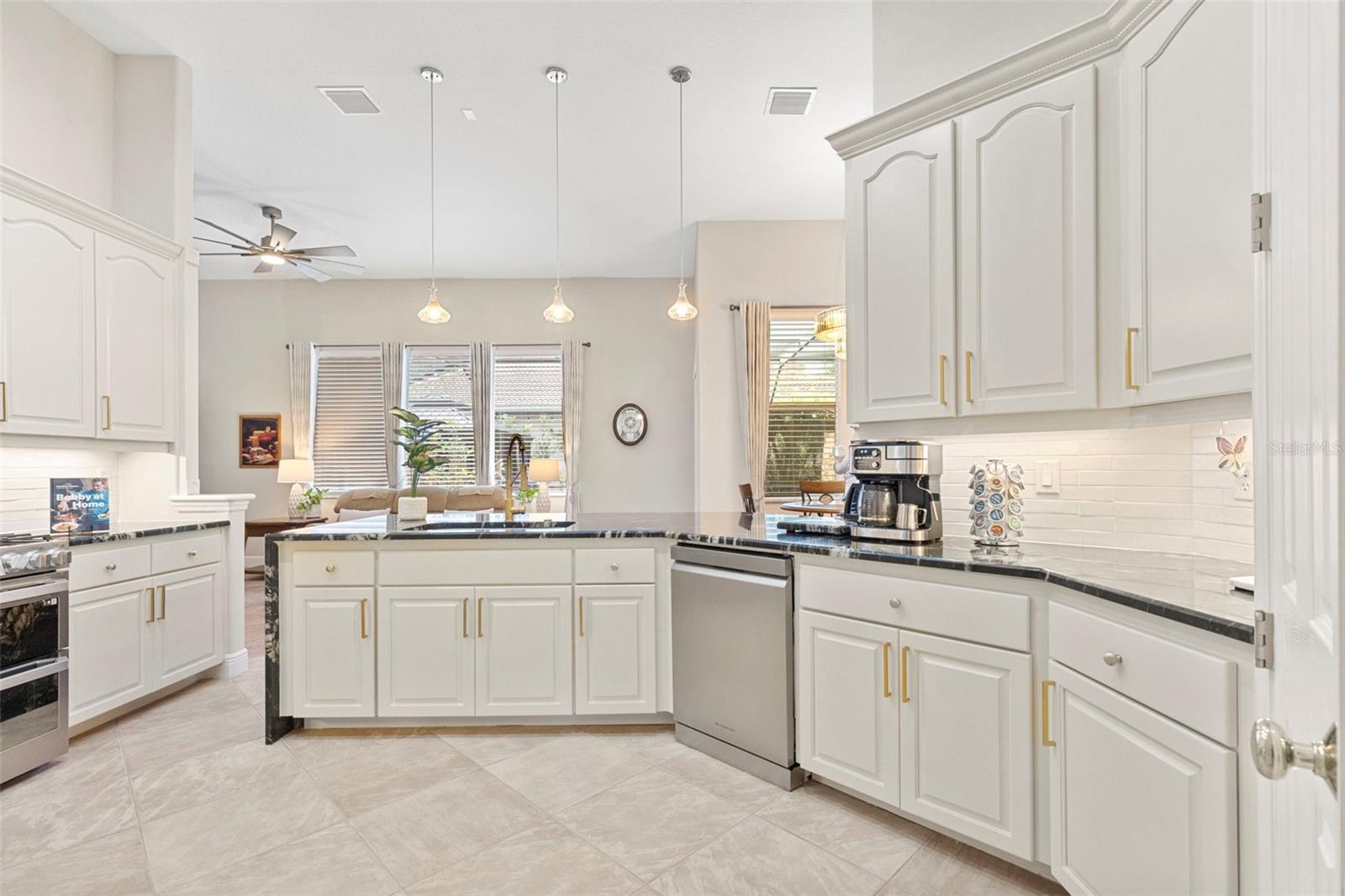 Kitchen-42' Upper Solid Wood Cabinets, Stunning Backsplash, Updated Cabinet Hardware