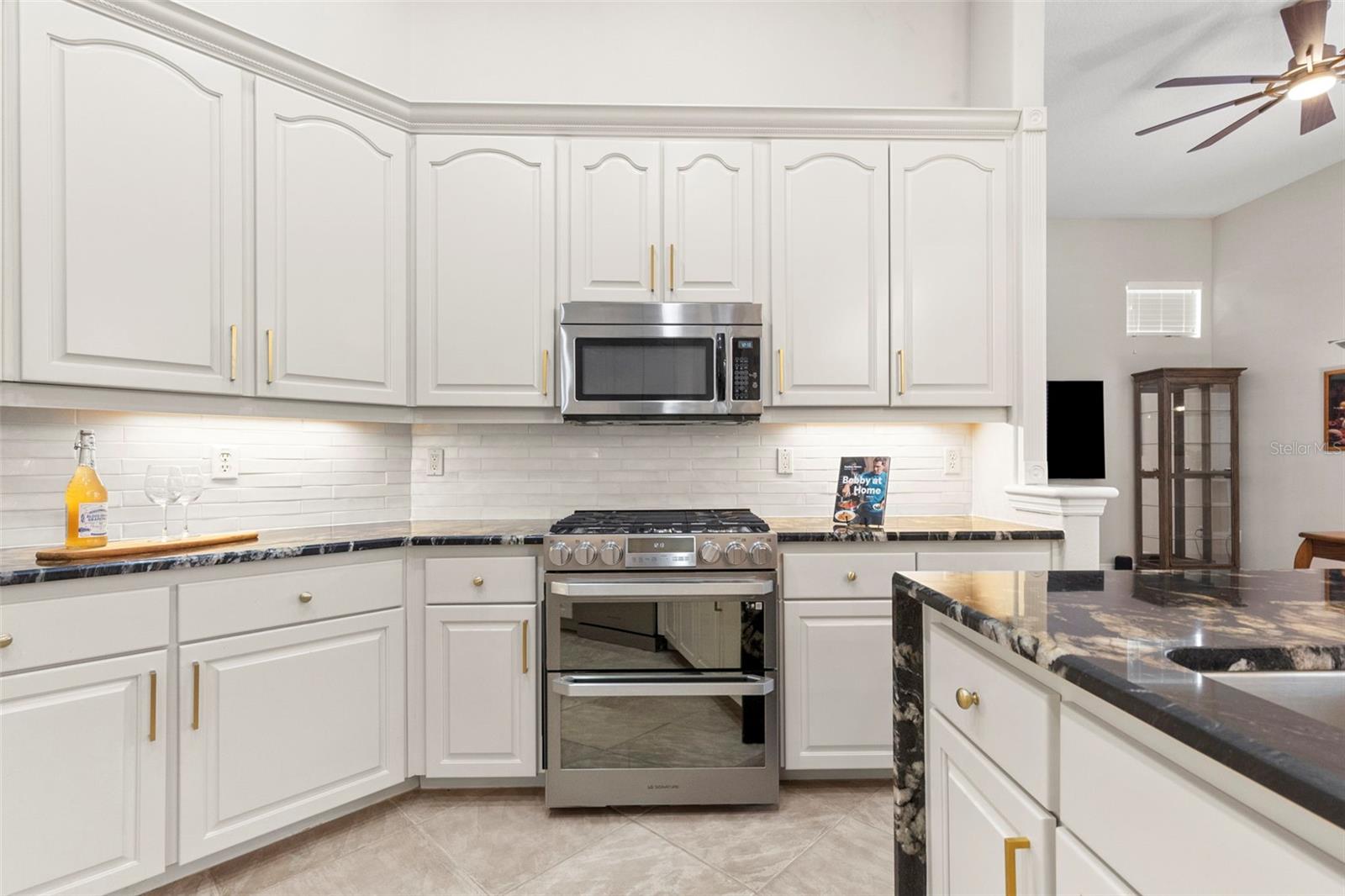 Kitchen-Ample Cabinet/Counter Space