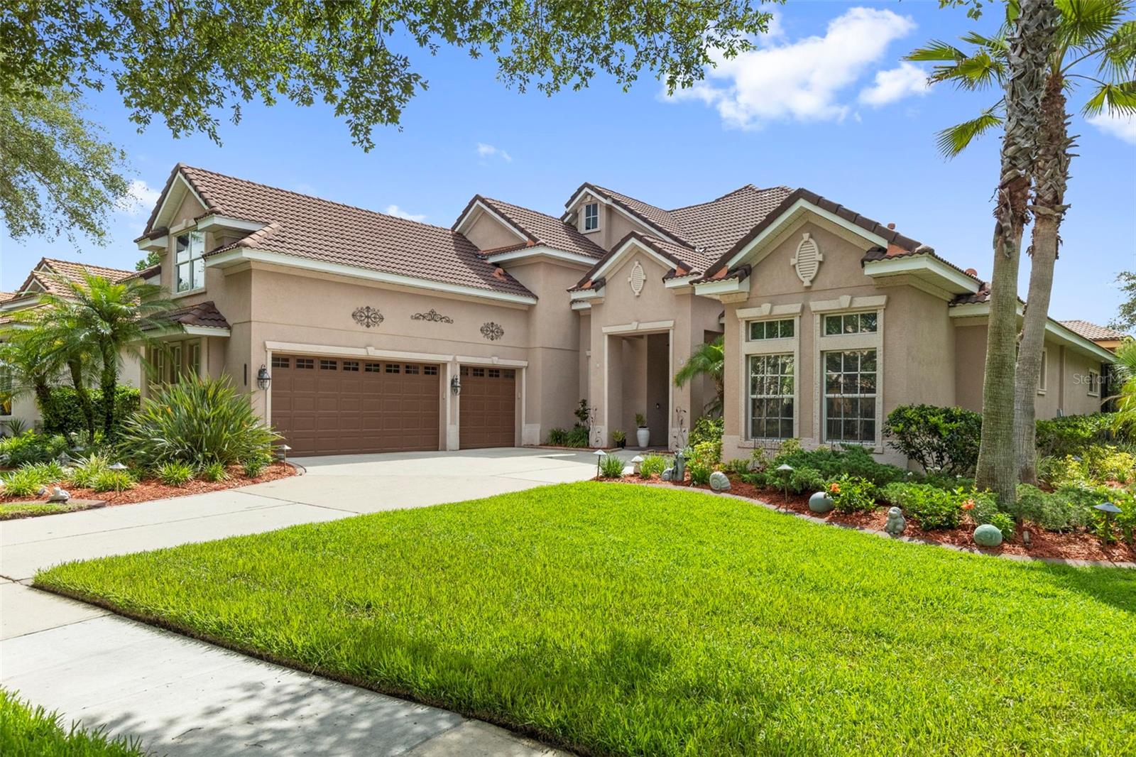 Exterior Side/Garage View